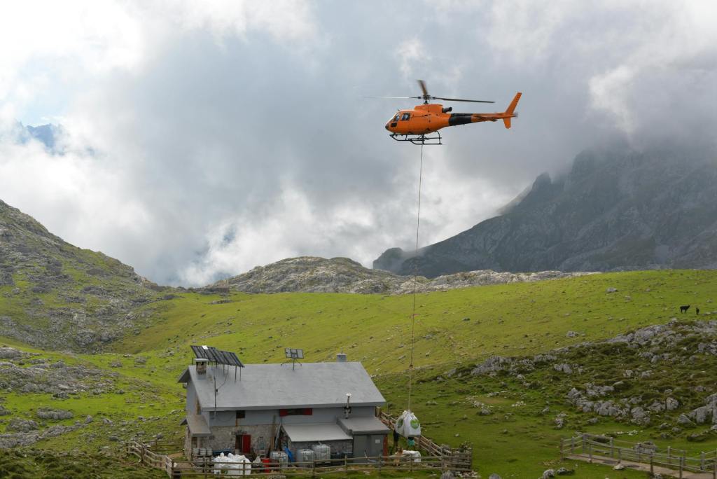 helicopter transporting goods in picos de europa